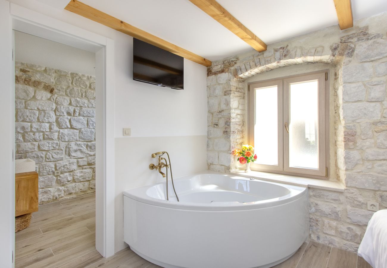 Ferienhaus in Trogir - Steinhaus Trogir – Haus mit drei Schlafzimmern und Whirlpool