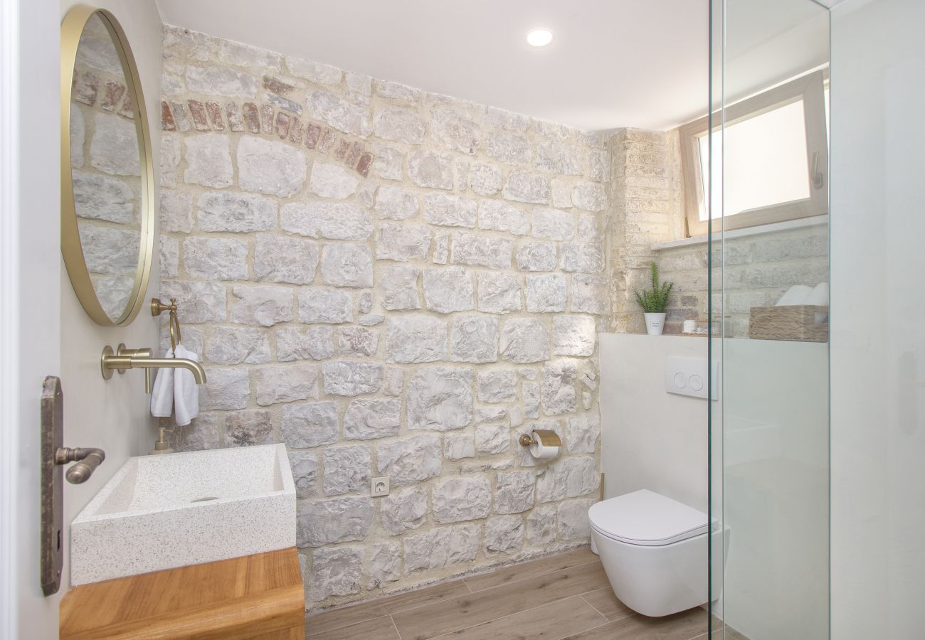 Ferienhaus in Trogir - Steinhaus Trogir – Haus mit drei Schlafzimmern und Whirlpool