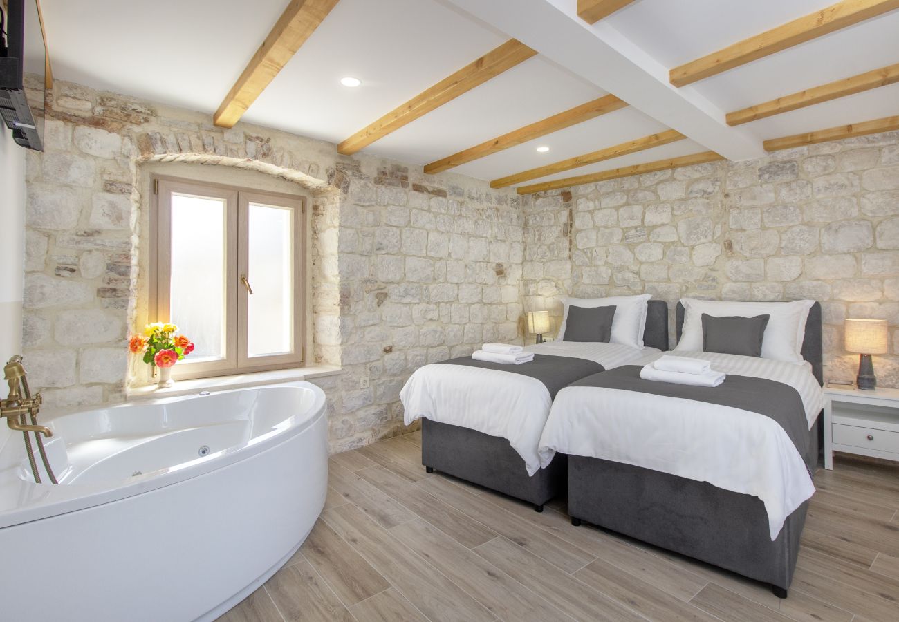 Ferienhaus in Trogir - Steinhaus Trogir – Haus mit drei Schlafzimmern und Whirlpool