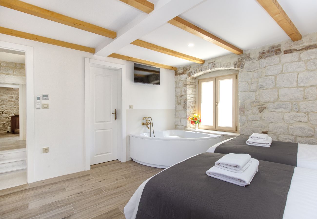 Ferienhaus in Trogir - Steinhaus Trogir – Haus mit drei Schlafzimmern und Whirlpool