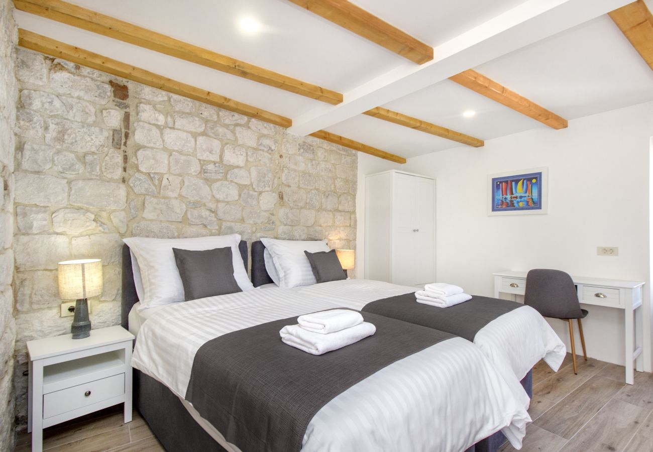 Ferienhaus in Trogir - Steinhaus Trogir – Haus mit drei Schlafzimmern und Whirlpool