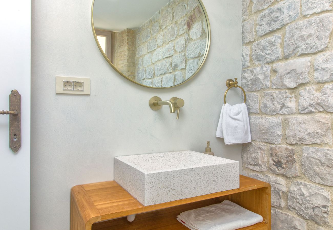 Ferienhaus in Trogir - Steinhaus Trogir – Haus mit drei Schlafzimmern und Whirlpool