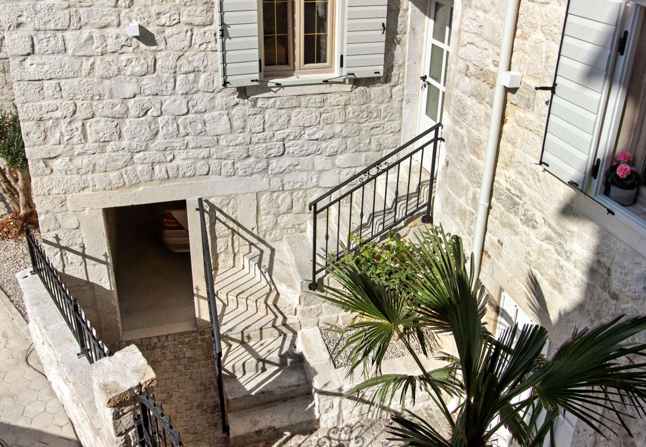 Ferienhaus in Trogir - Steinhaus Trogir – Haus mit drei Schlafzimmern und Whirlpool