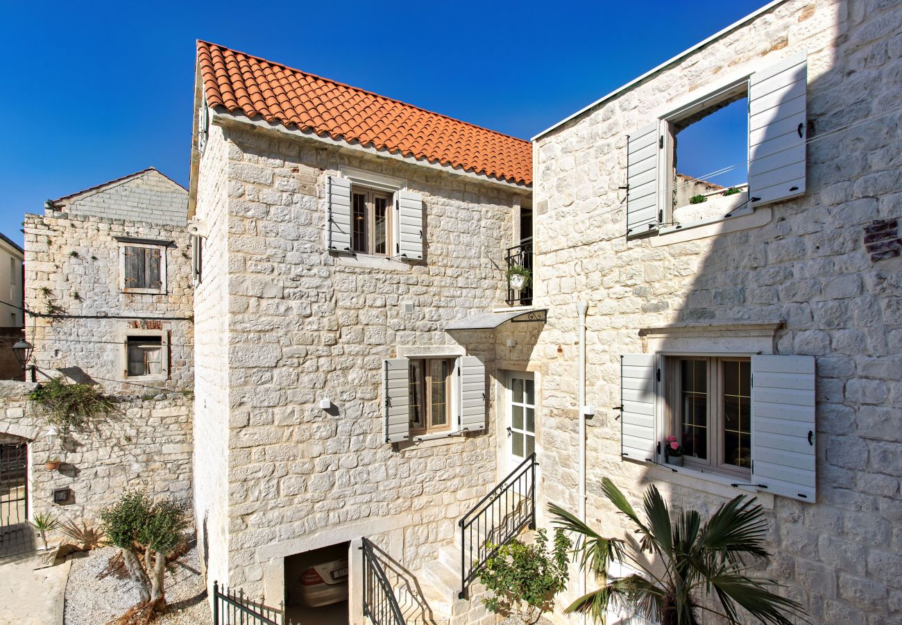 Ferienhaus in Trogir - Steinhaus Trogir – Haus mit drei Schlafzimmern und Whirlpool