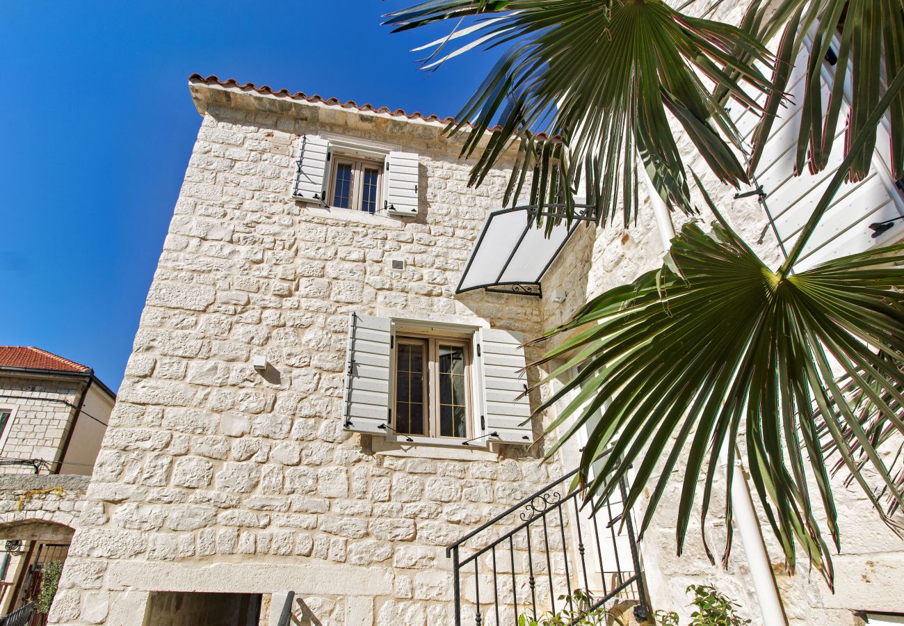 Ferienhaus in Trogir - Steinhaus Trogir – Haus mit drei Schlafzimmern und Whirlpool