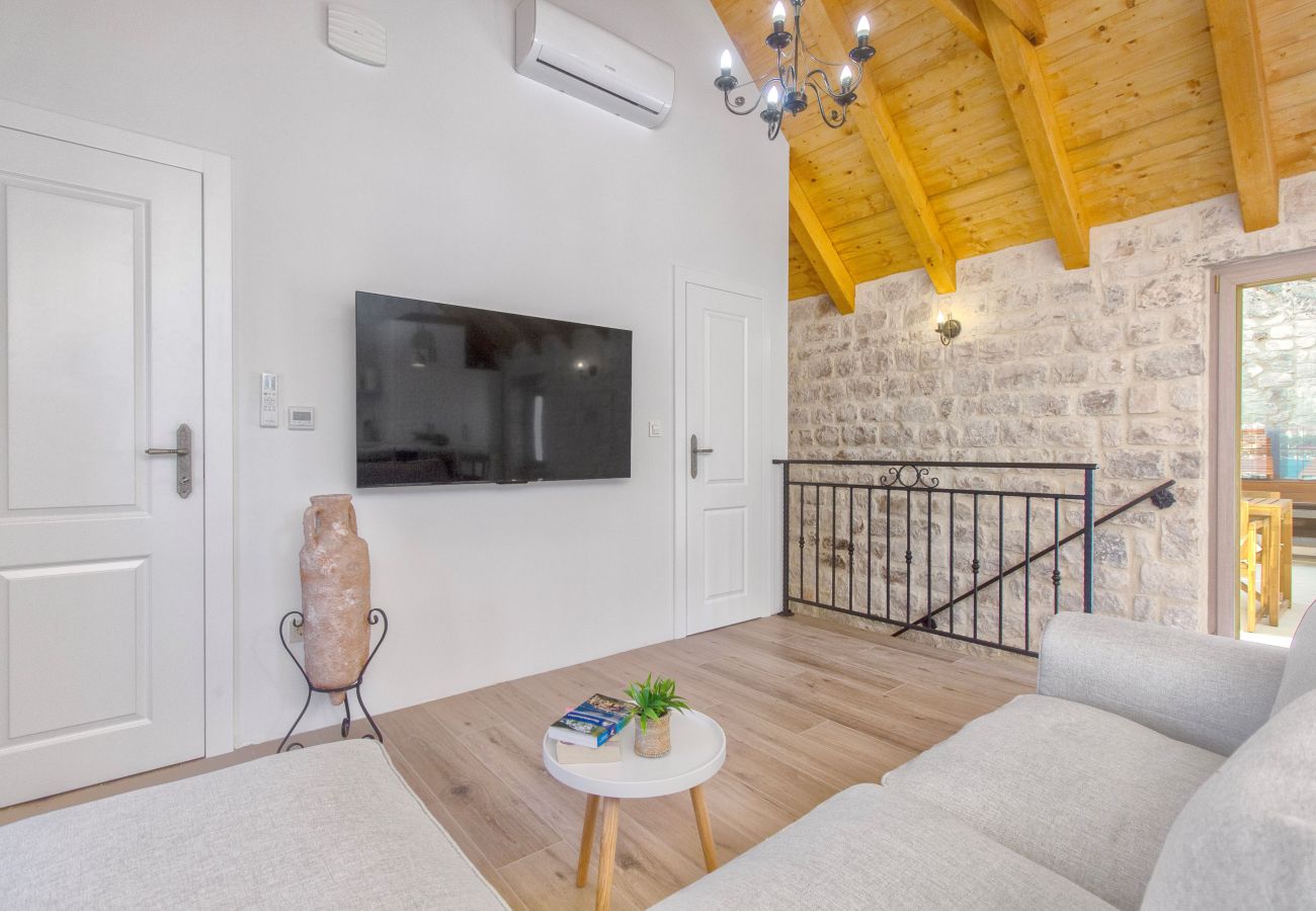 Ferienhaus in Trogir - Steinhaus Trogir – Haus mit drei Schlafzimmern und Whirlpool