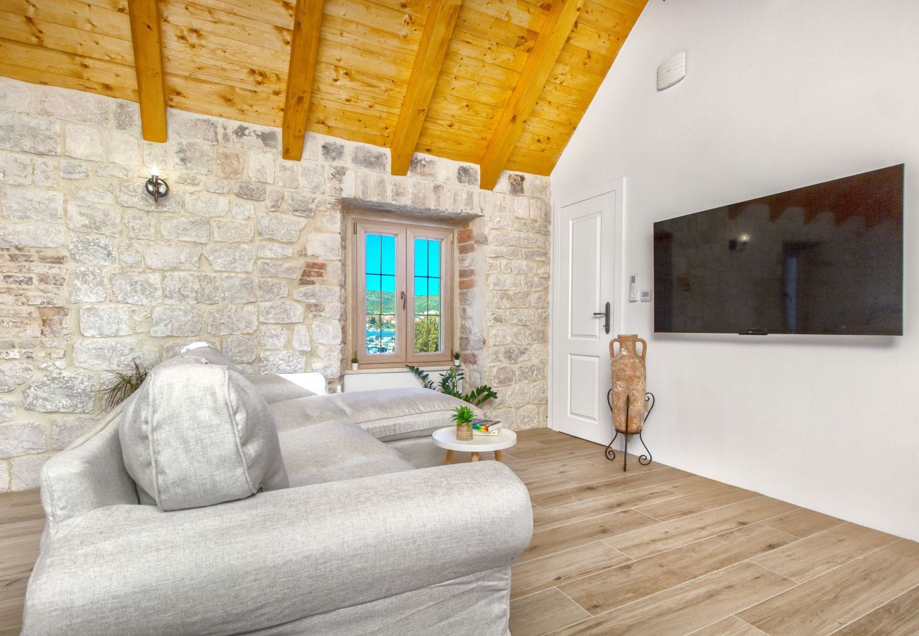 Ferienhaus in Trogir - Steinhaus Trogir – Haus mit drei Schlafzimmern und Whirlpool