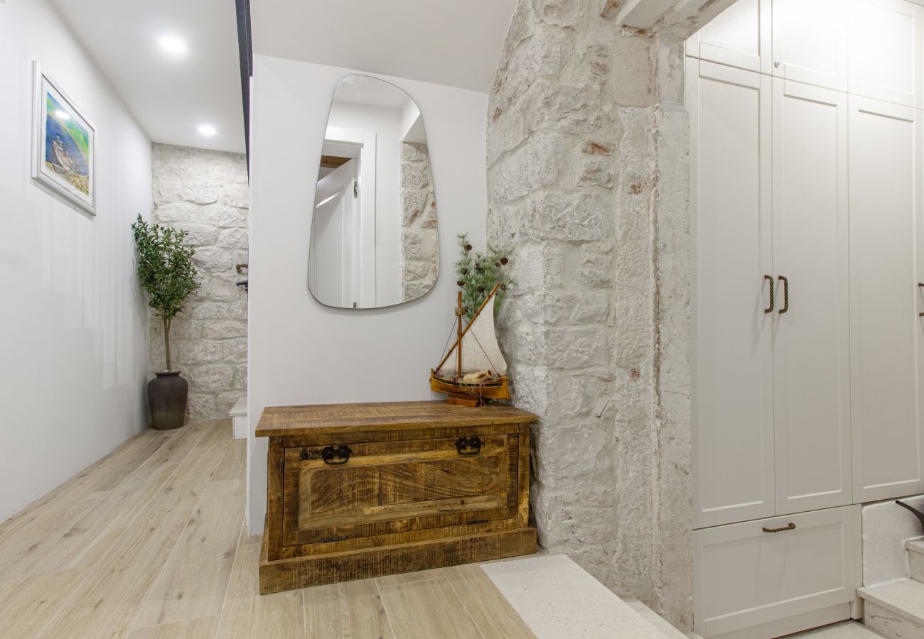 Ferienhaus in Trogir - Steinhaus Trogir – Haus mit drei Schlafzimmern und Whirlpool