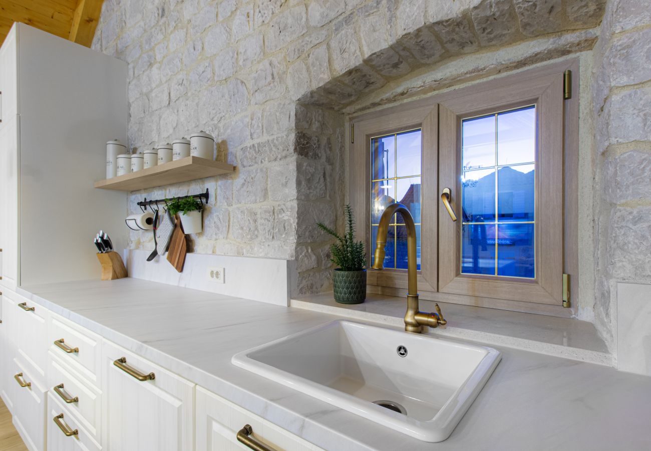 Ferienhaus in Trogir - Steinhaus Trogir – Haus mit drei Schlafzimmern und Whirlpool