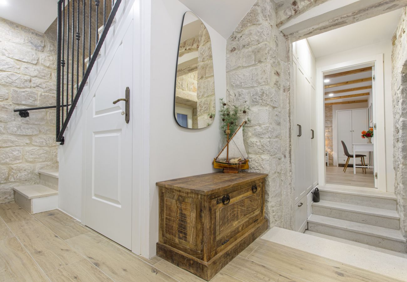 Ferienhaus in Trogir - Steinhaus Trogir – Haus mit drei Schlafzimmern und Whirlpool