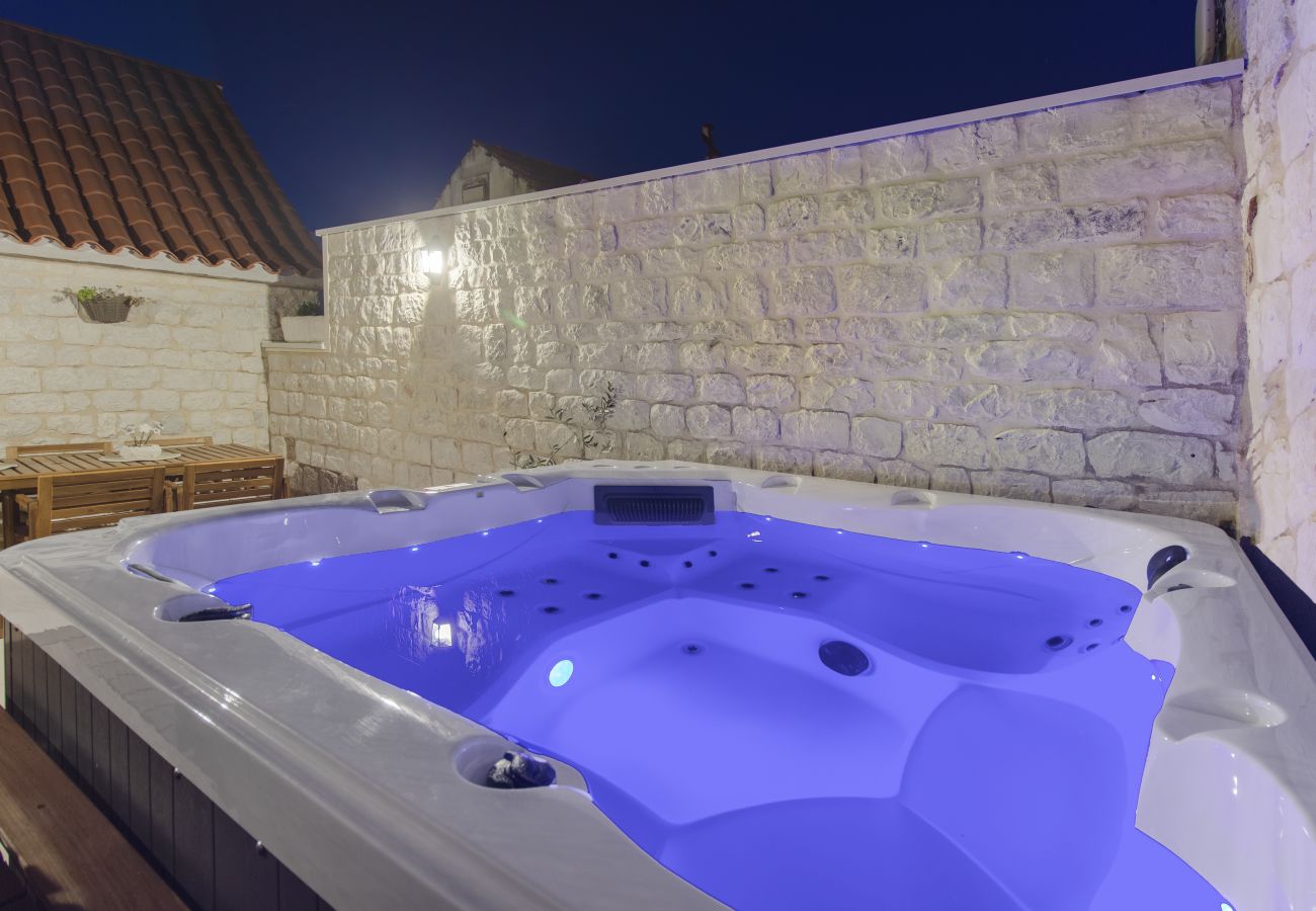 Ferienhaus in Trogir - Steinhaus Trogir – Haus mit drei Schlafzimmern und Whirlpool