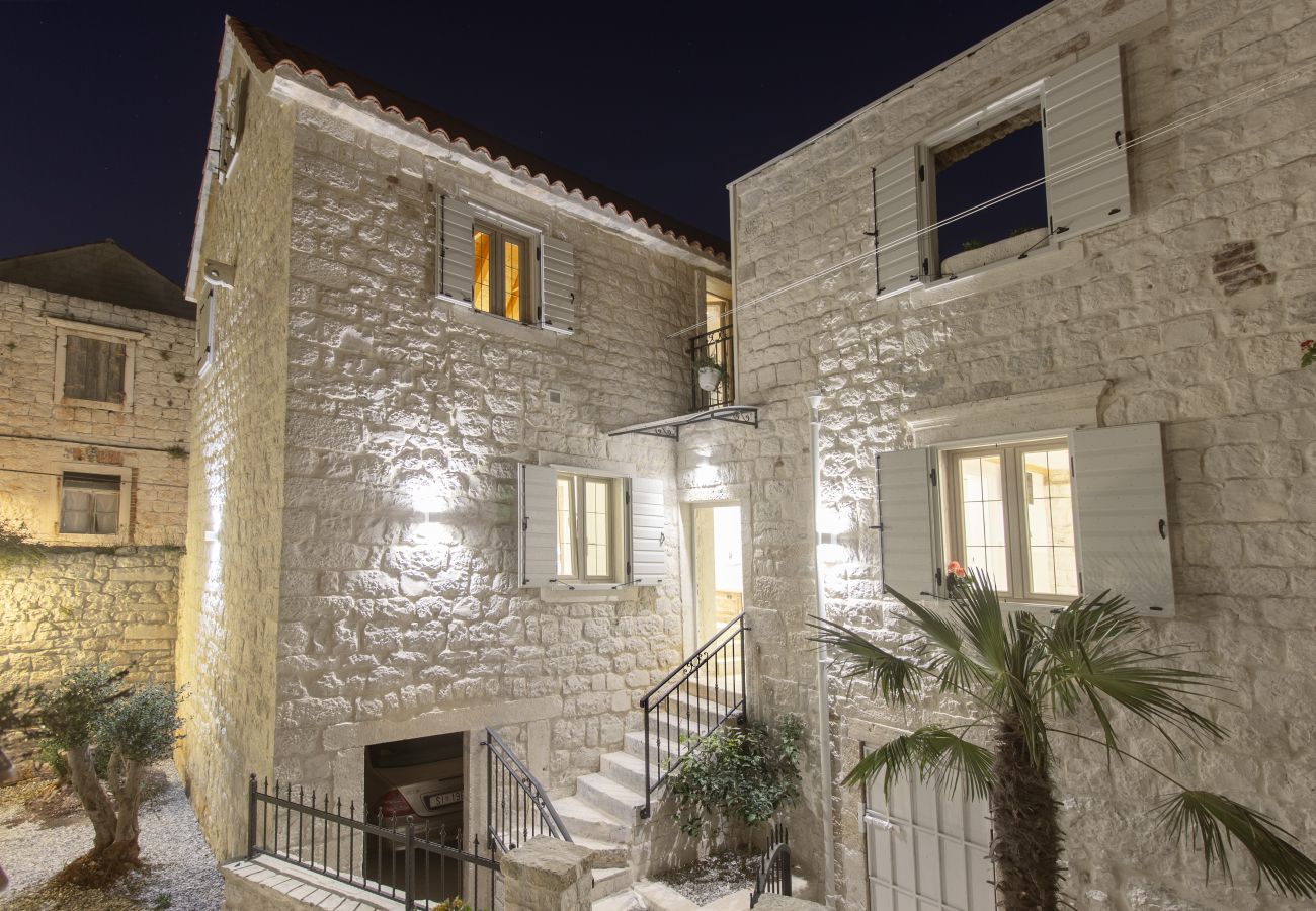 Ferienhaus in Trogir - Steinhaus Trogir – Haus mit drei Schlafzimmern und Whirlpool