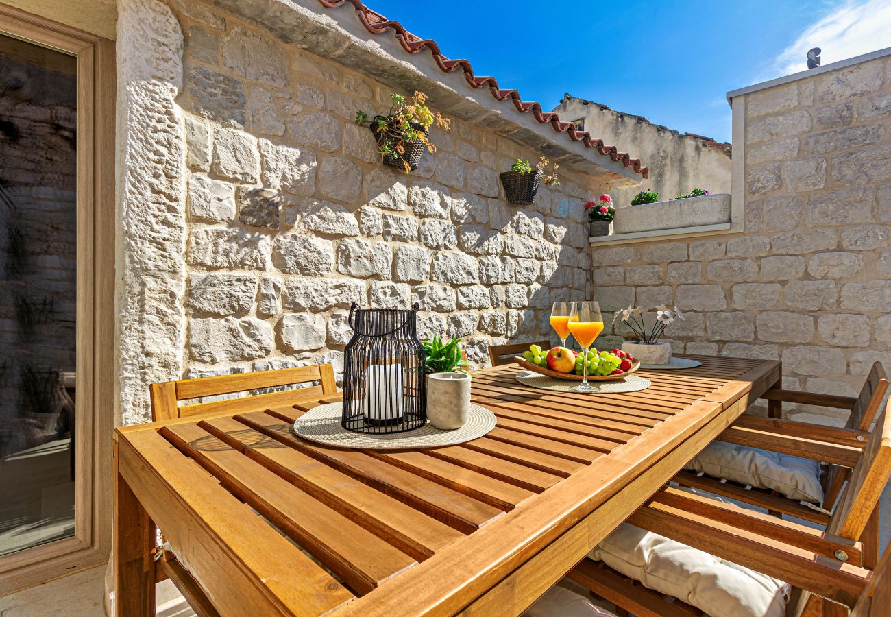 Ferienhaus in Trogir - Steinhaus Trogir – Haus mit drei Schlafzimmern und Whirlpool