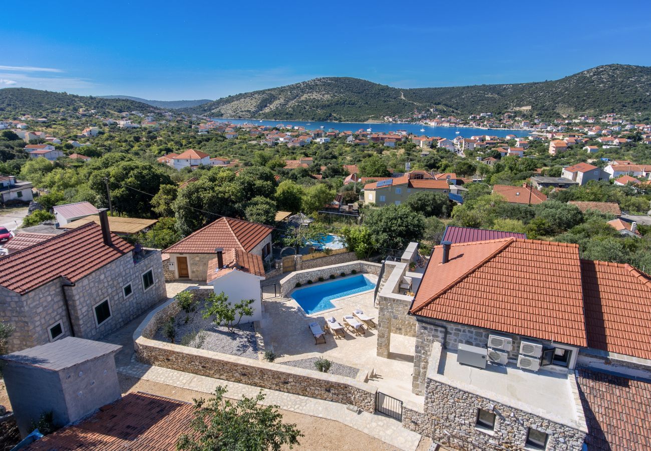 Villa in Vinišce - Villa Mare – Haus mit drei Schlafzimmern und Außenpool