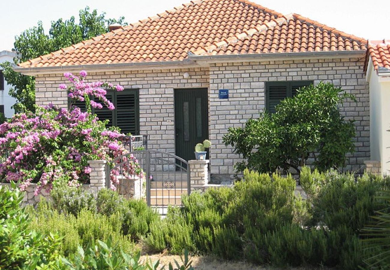 Ferienhaus in Pašman - Jadranka-Steinhaus - Haus mit drei Schlafzimmern und Terrasse