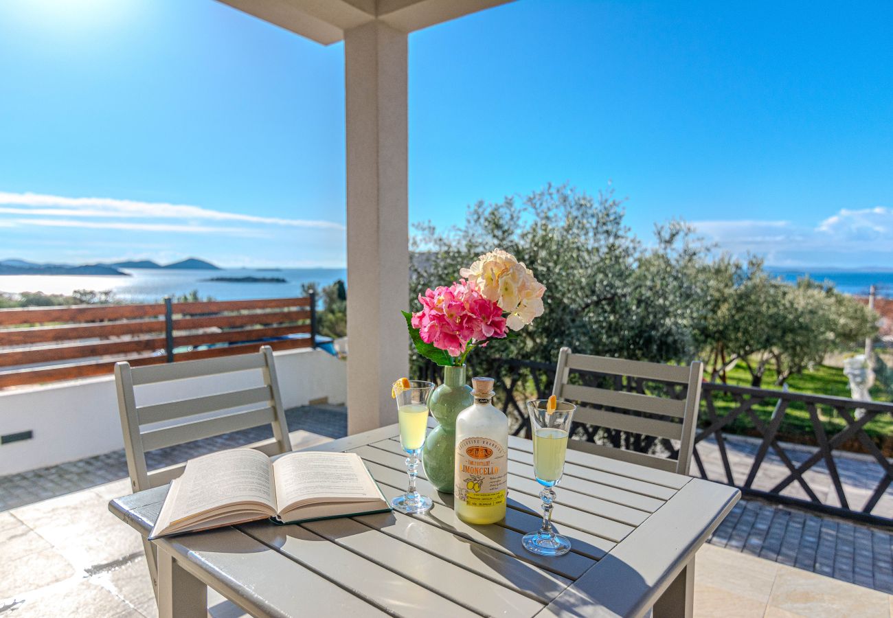 Villa in Pakoštane - Ferienhaus Lucy – Haus mit drei Schlafzimmern und Meerblick