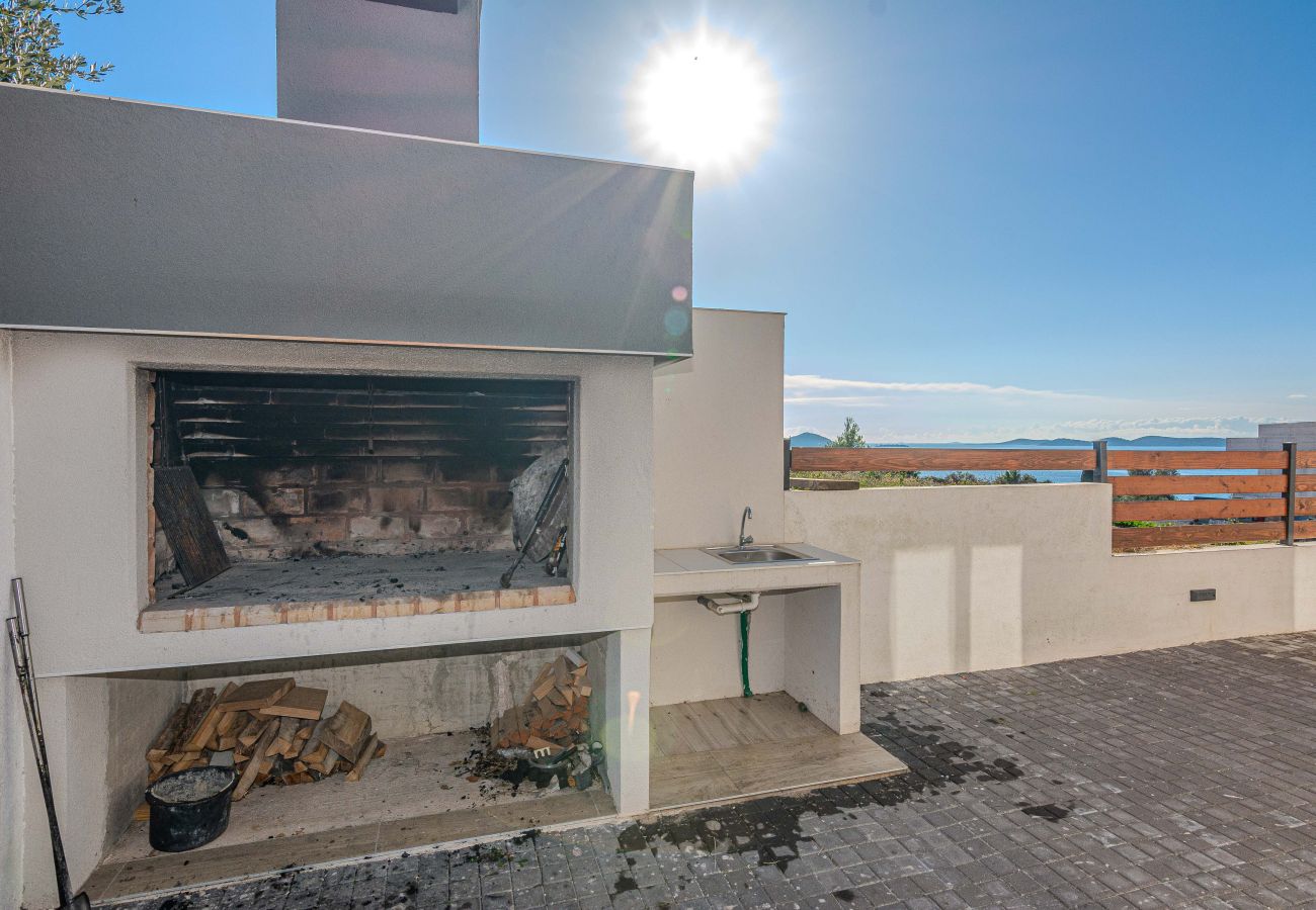 Villa in Pakoštane - Ferienhaus Lucy – Haus mit drei Schlafzimmern und Meerblick