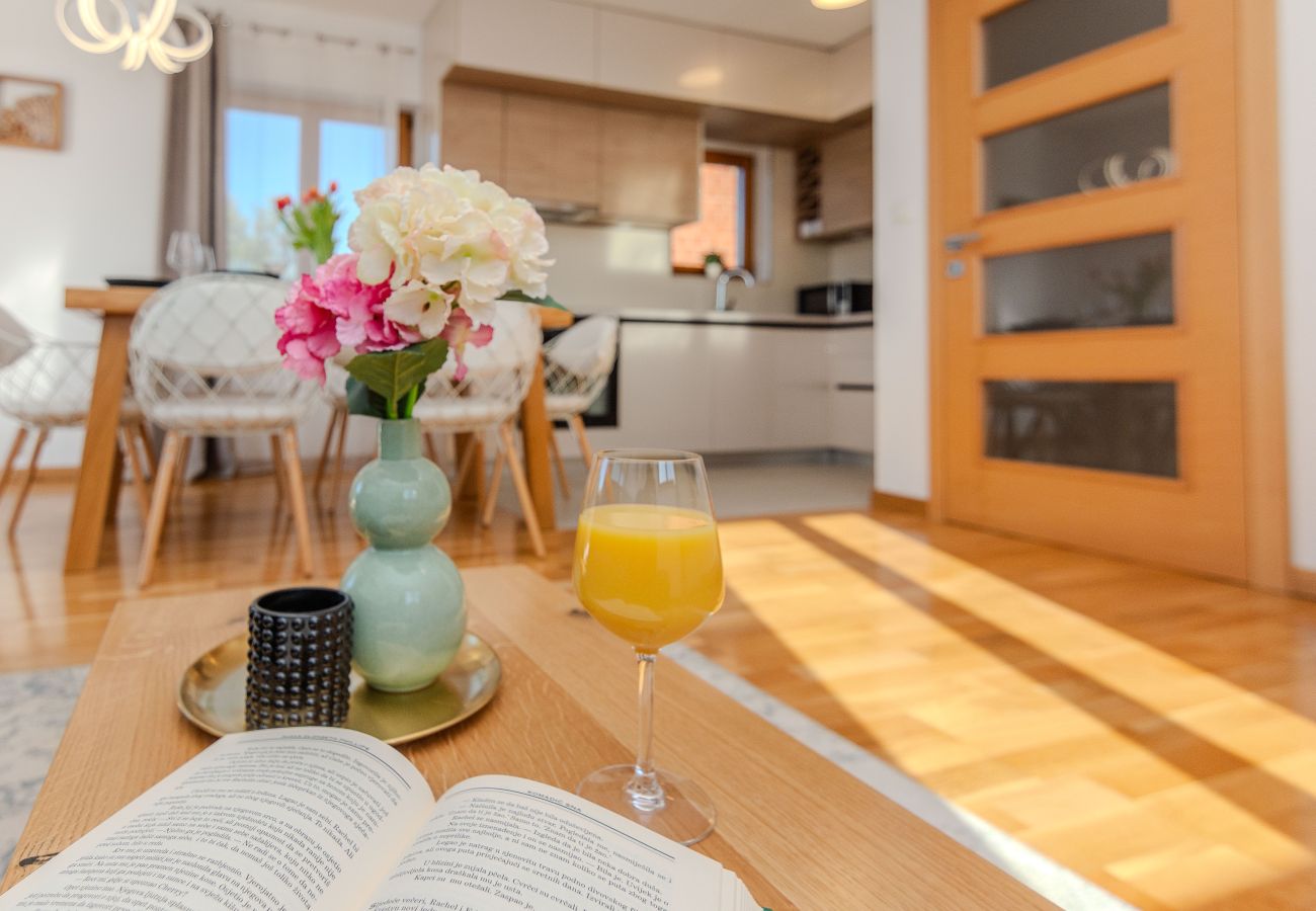 Villa in Pakoštane - Ferienhaus Lucy – Haus mit drei Schlafzimmern und Meerblick