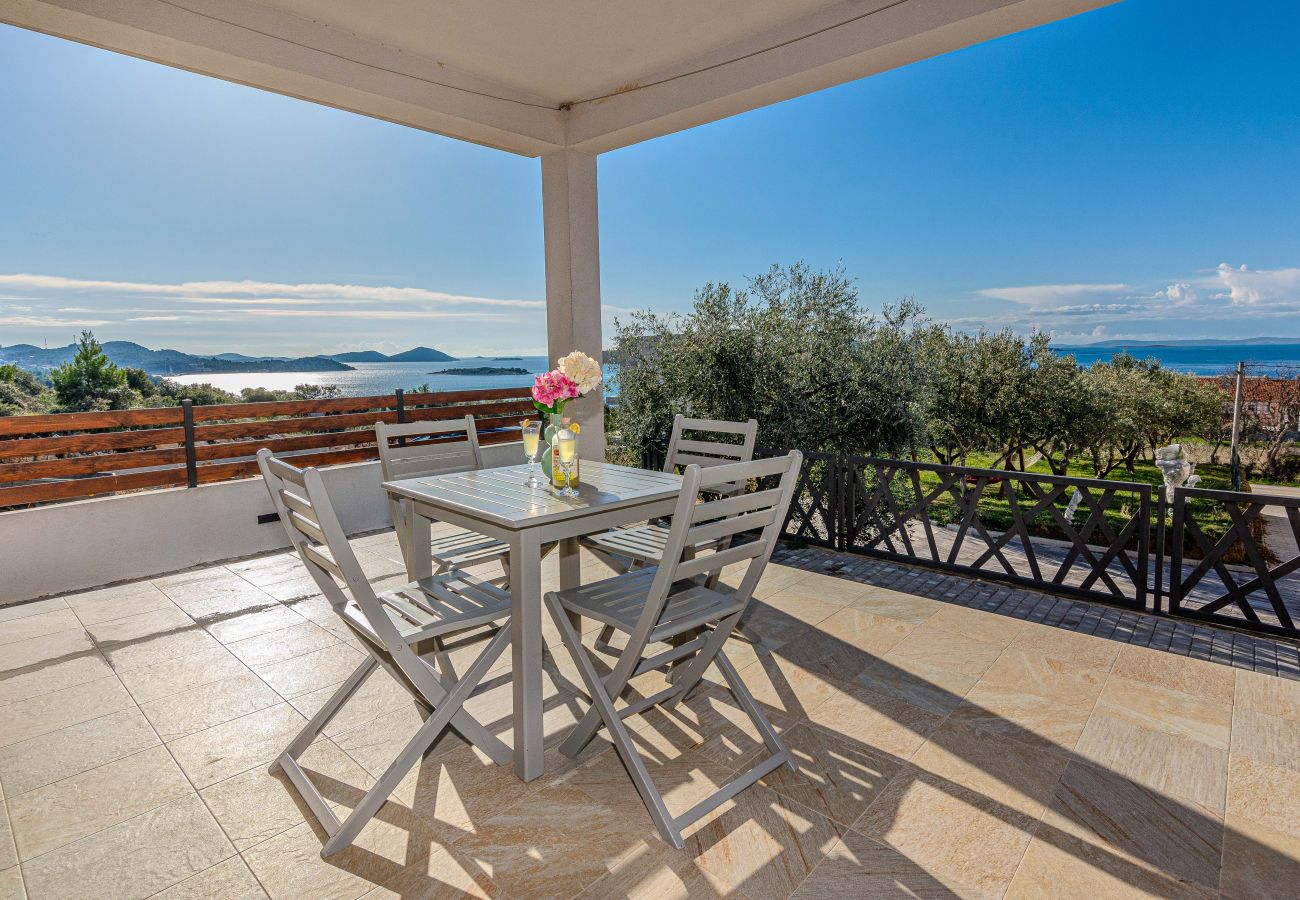 Villa in Pakoštane - Ferienhaus Lucy – Haus mit drei Schlafzimmern und Meerblick