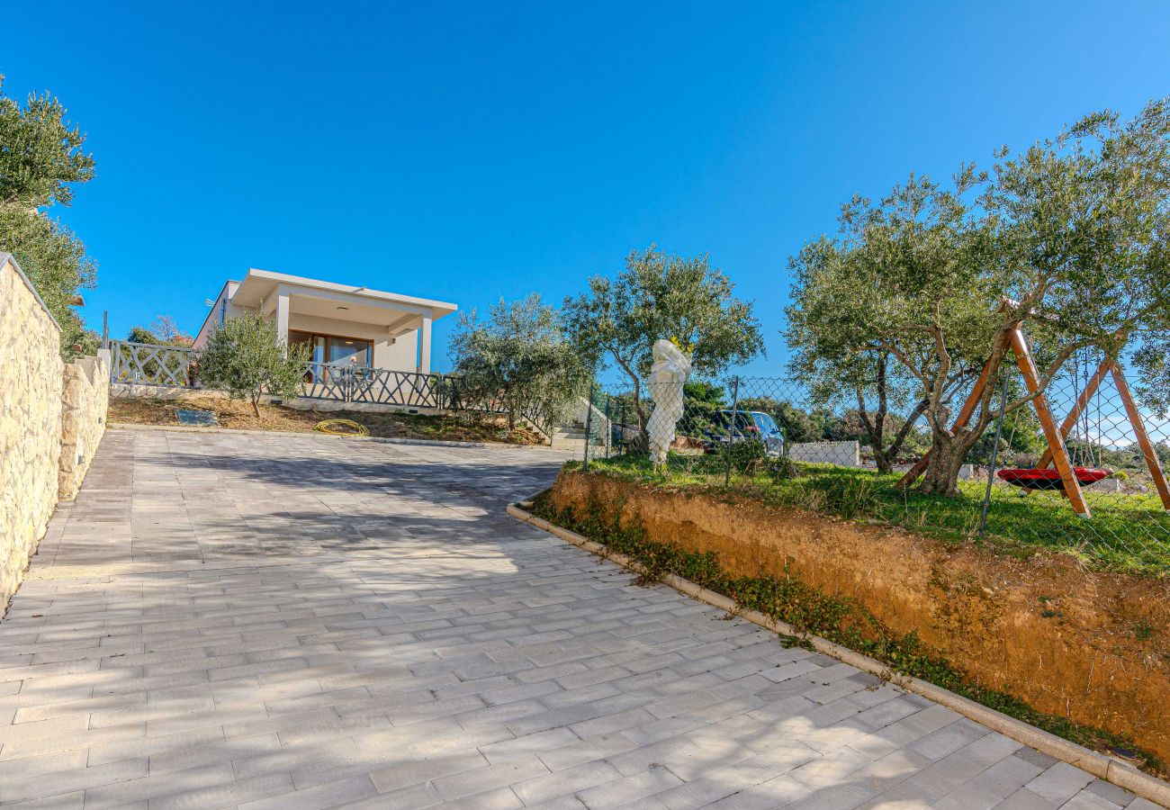 Villa in Pakoštane - Ferienhaus Lucy – Haus mit drei Schlafzimmern und Meerblick