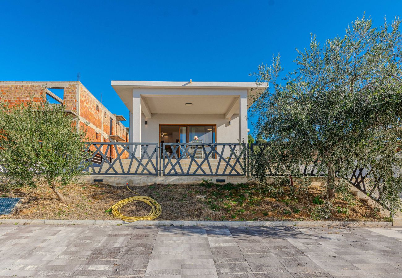 Villa in Pakoštane - Ferienhaus Lucy – Haus mit drei Schlafzimmern und Meerblick