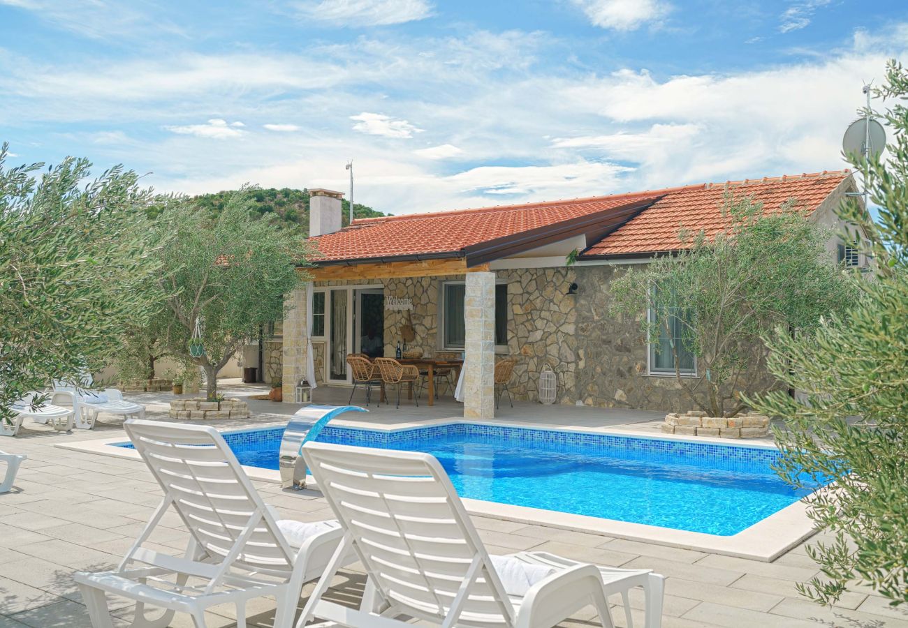 Ferienhaus in Vodice - Villa Ivana – Haus mit zwei Schlafzimmern und Außenpool