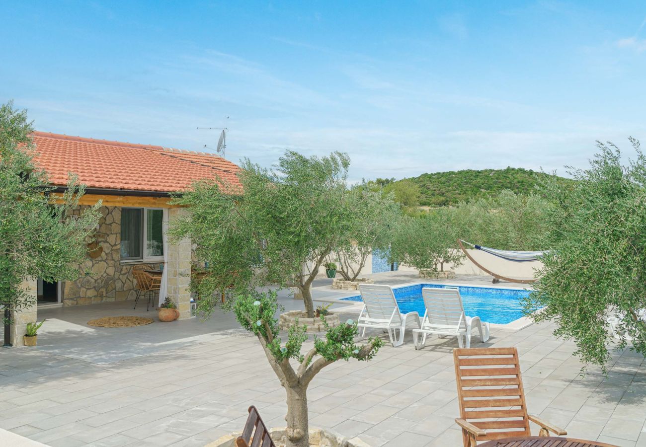 Ferienhaus in Vodice - Villa Ivana – Haus mit zwei Schlafzimmern und Außenpool