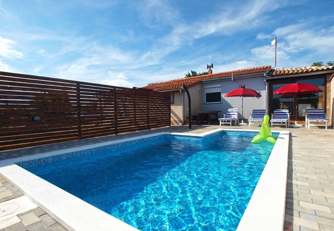 House in Pula - Holiday Home Mario with Private Pool 