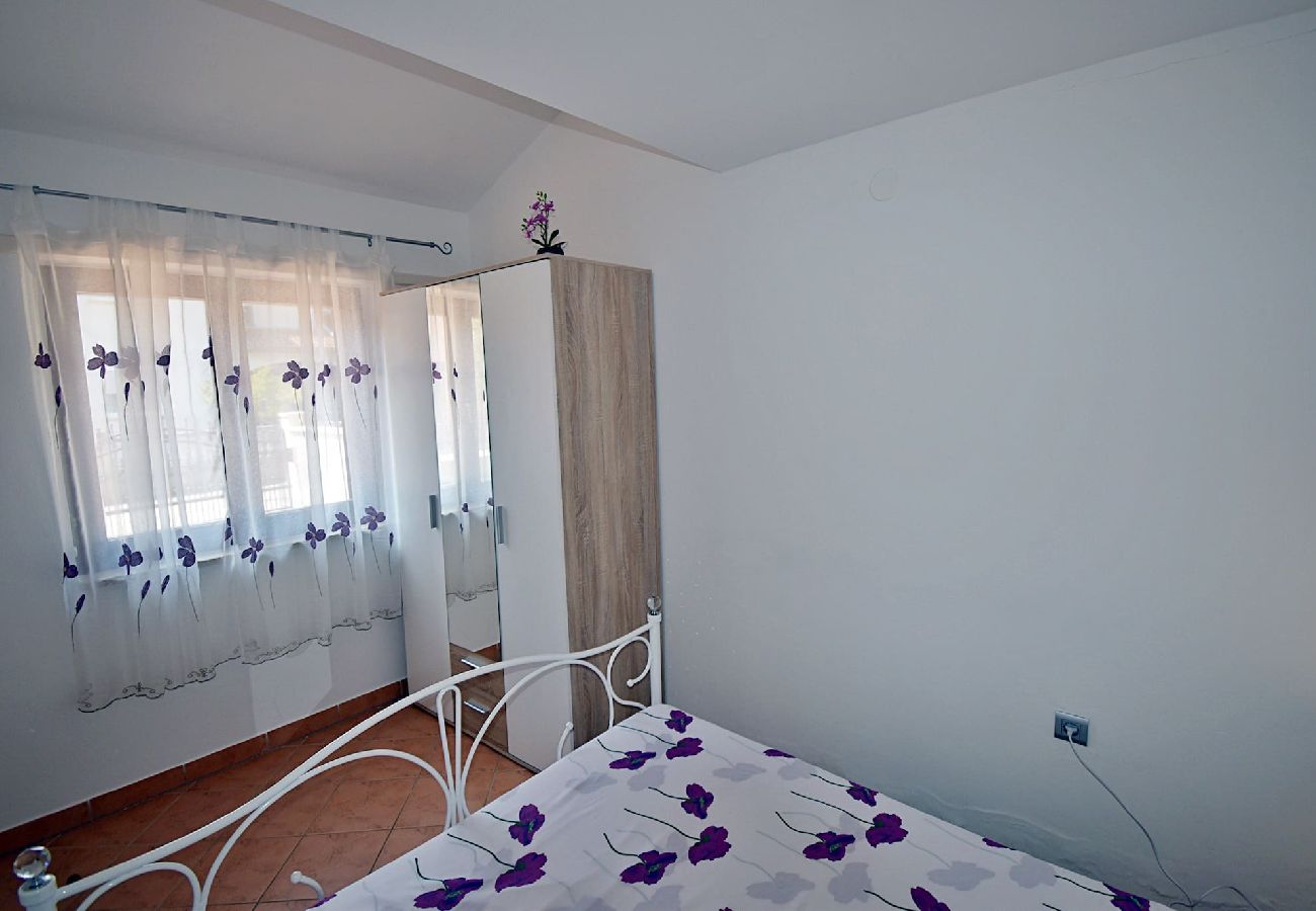 Apartment in Pula - Apartment Denis with Terrace & Lovely Garden 