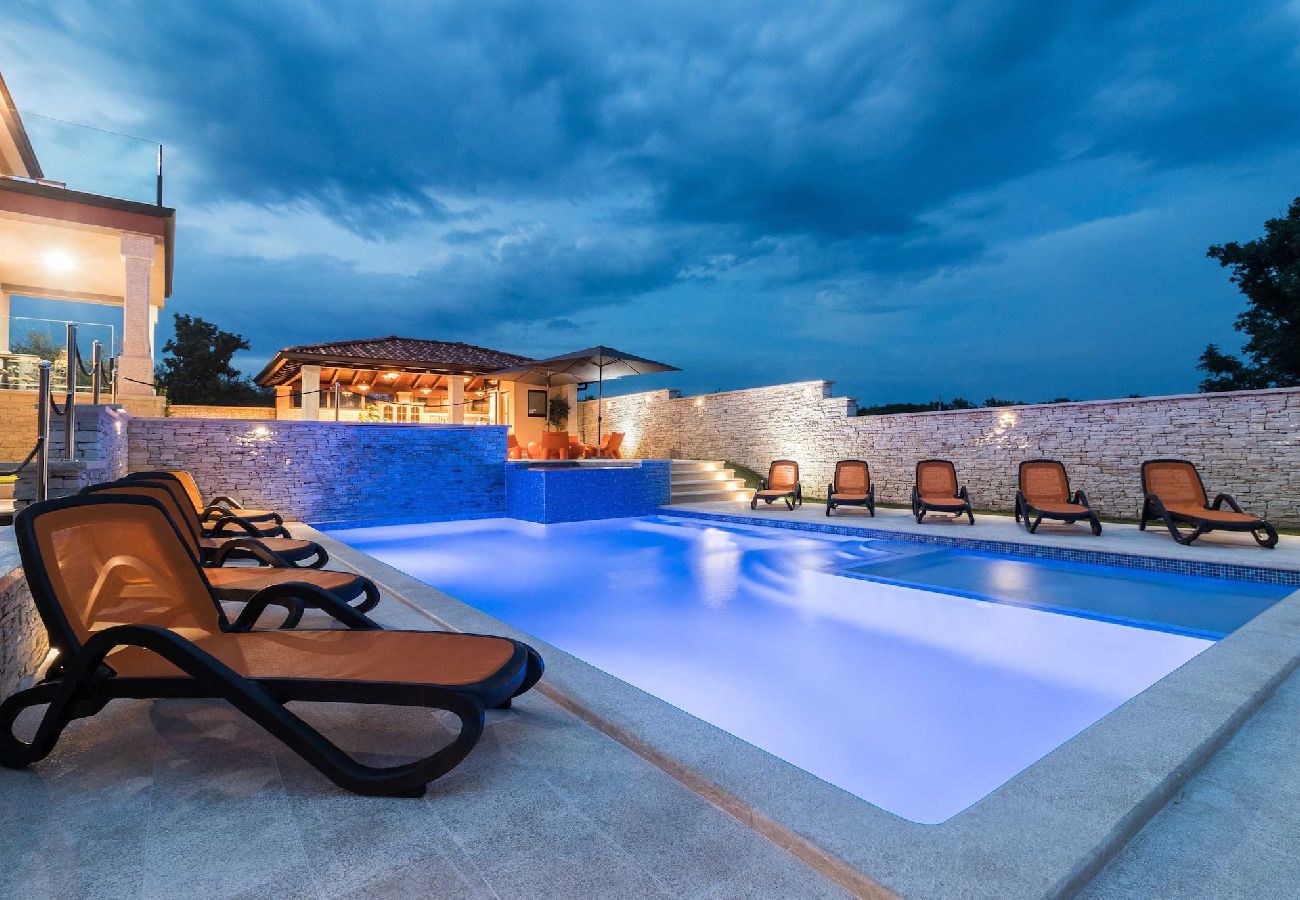 Villa in Valtura - IstraKamen - Pool, Jacuzzi, Basketball & Volleyball