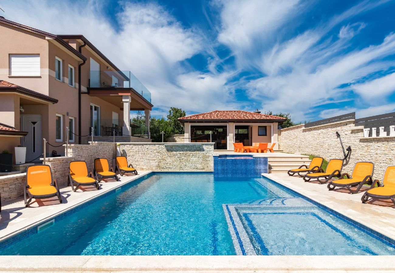 Villa in Valtura - IstraKamen - Pool, Jacuzzi, Basketball & Volleyball