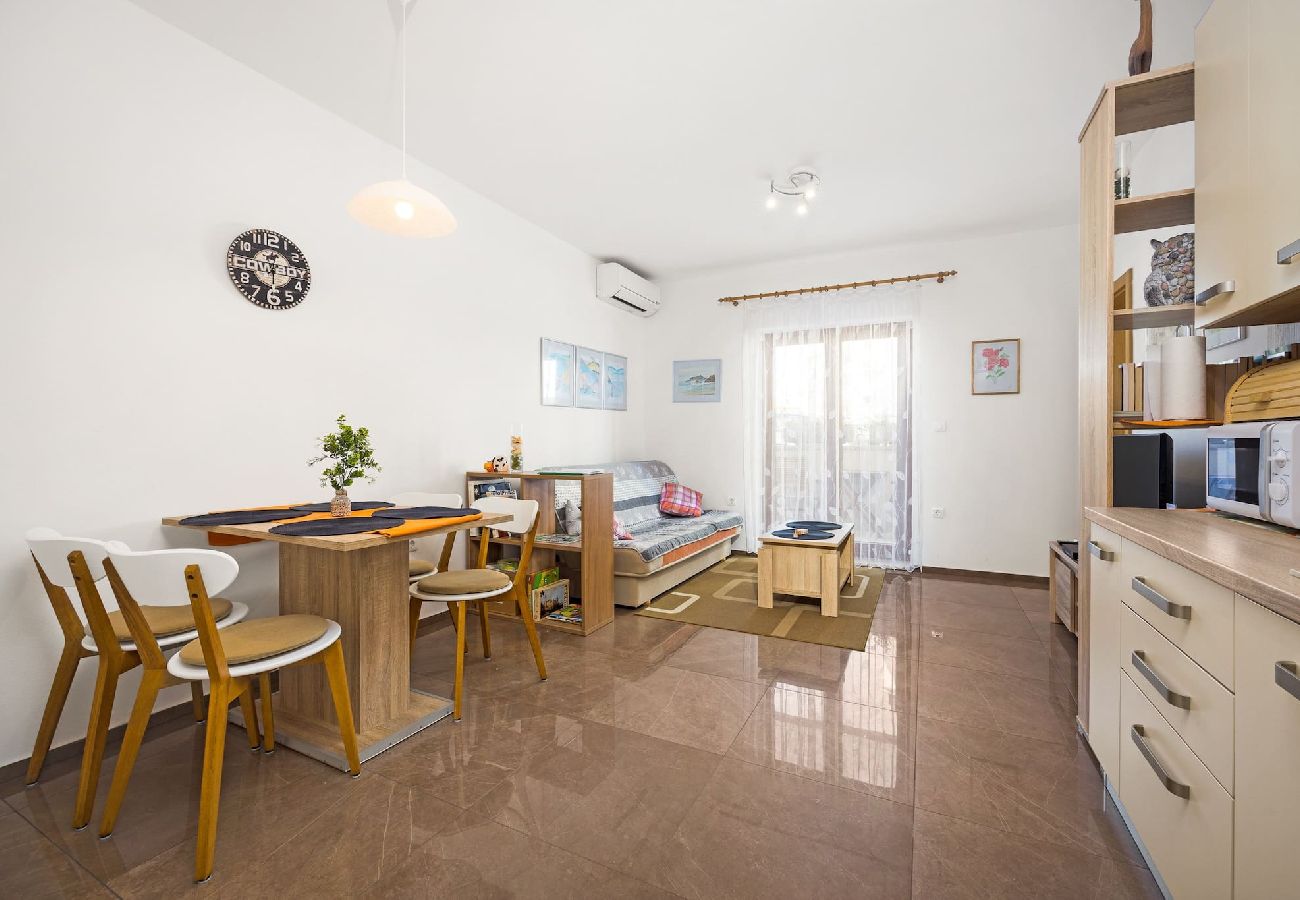 Apartment in Pula - Cute City Apt with a Relaxing Terrace - Tania