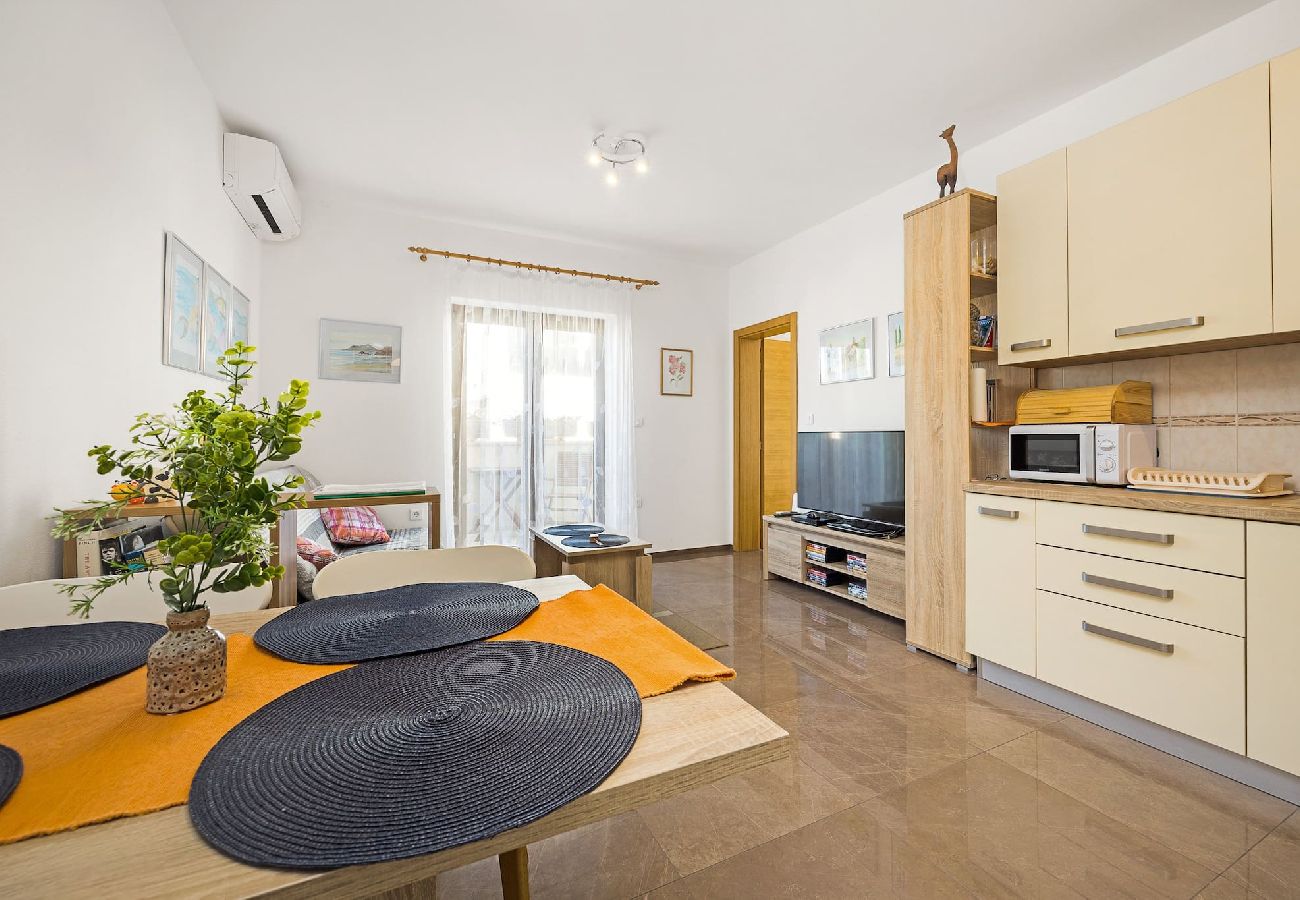 Apartment in Pula - Cute City Apt with a Relaxing Terrace - Tania