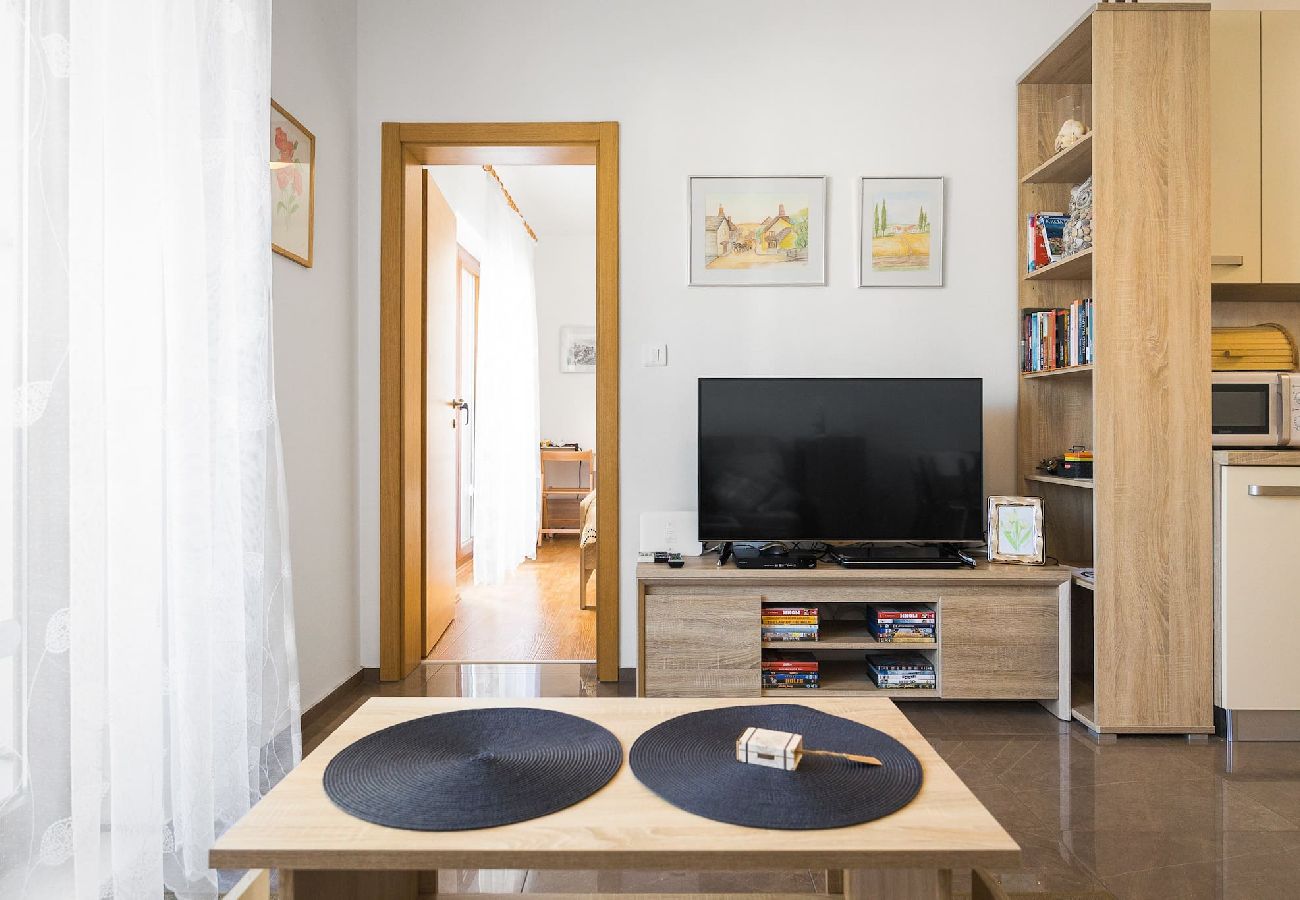 Apartment in Pula - Cute City Apt with a Relaxing Terrace - Tania