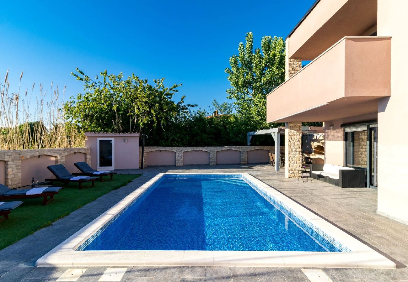 Villa in Pula - Beautiful Villa Nika with Heated Pool 