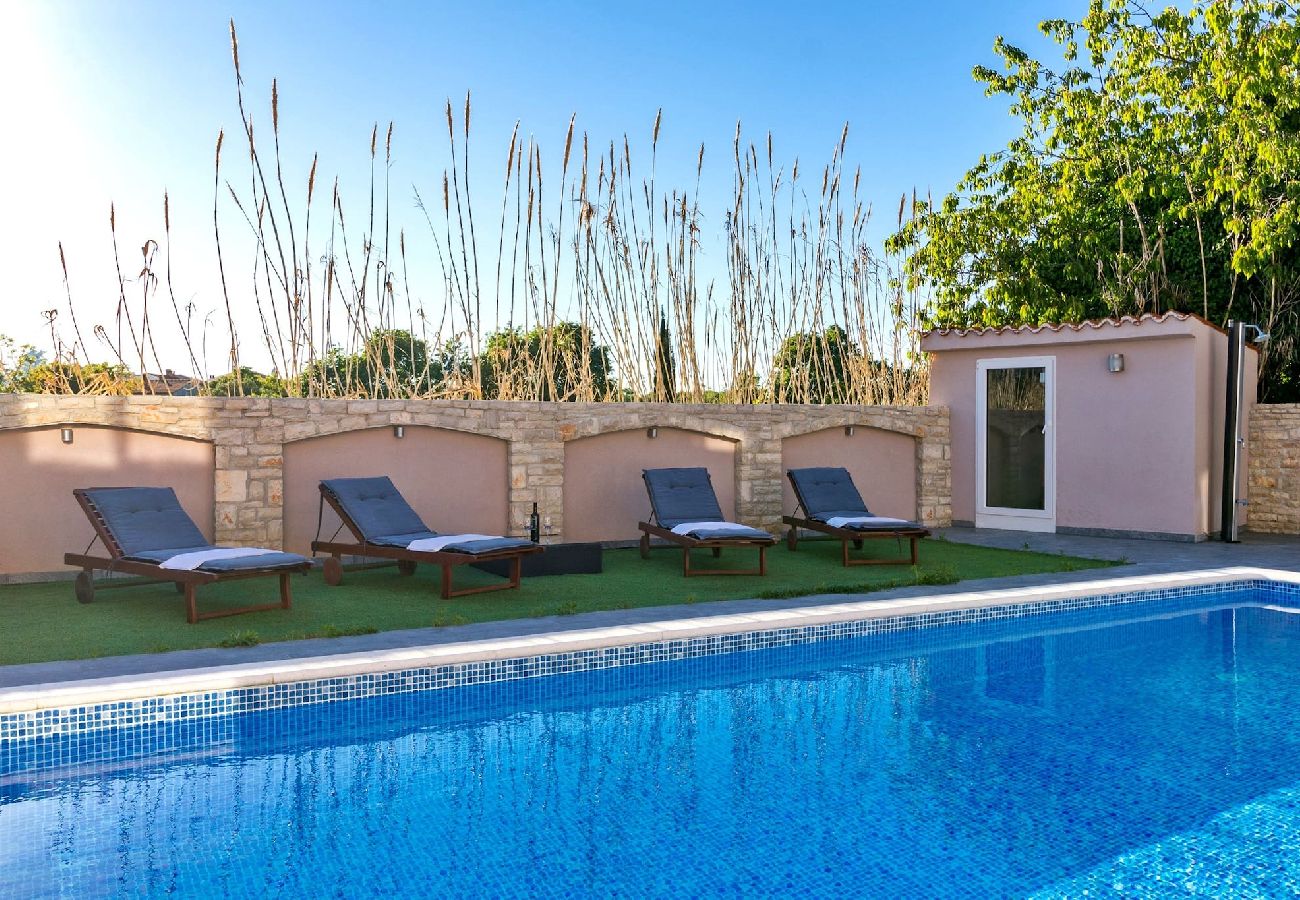 Villa in Pula - Beautiful Villa Nika with Heated Pool 