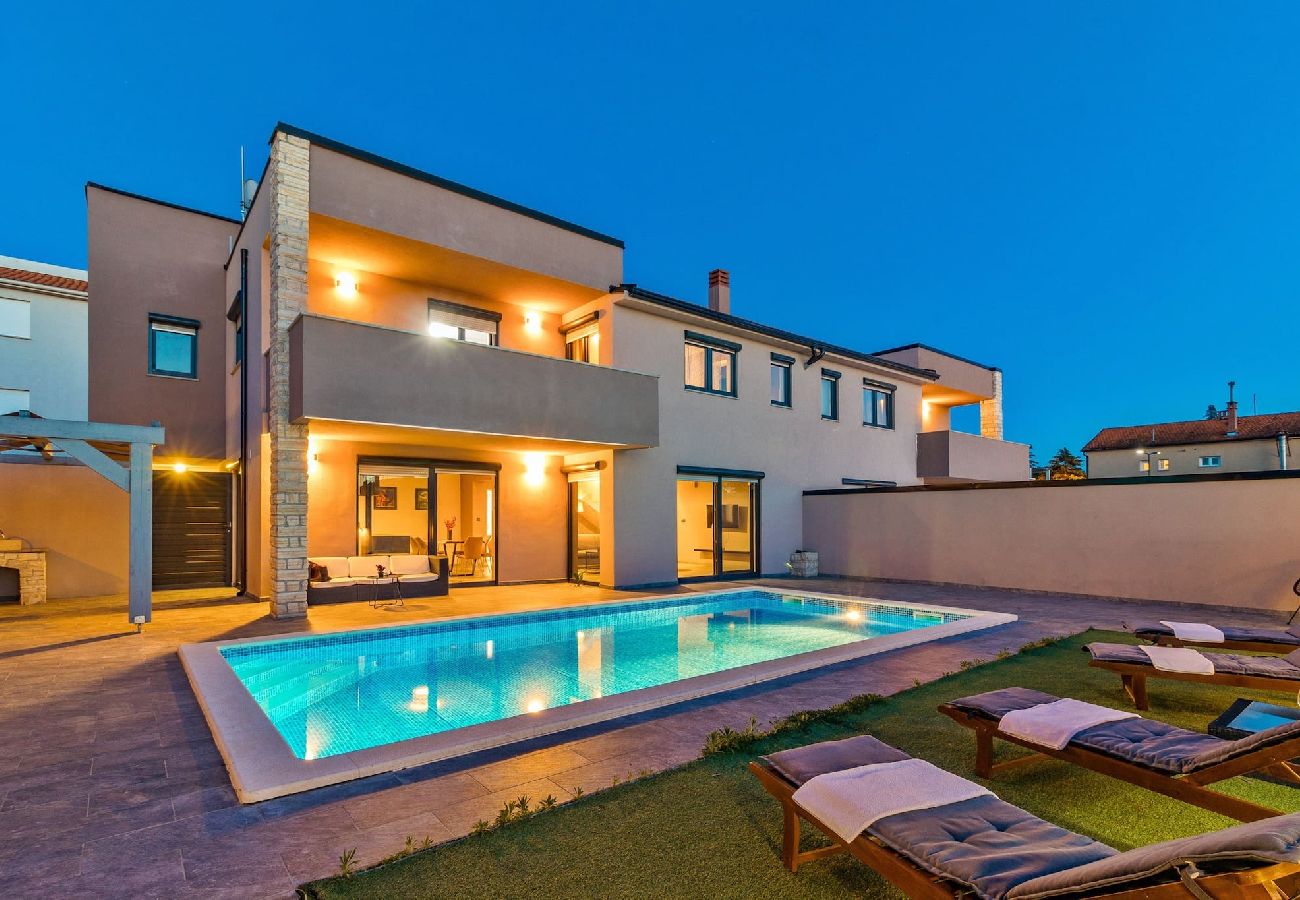 Villa in Pula - Beautiful Villa Nika with Heated Pool 