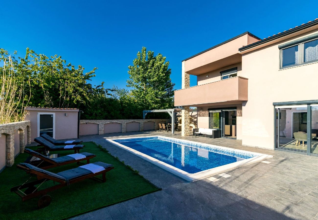 Villa in Pula - Beautiful Villa Nika with Heated Pool 