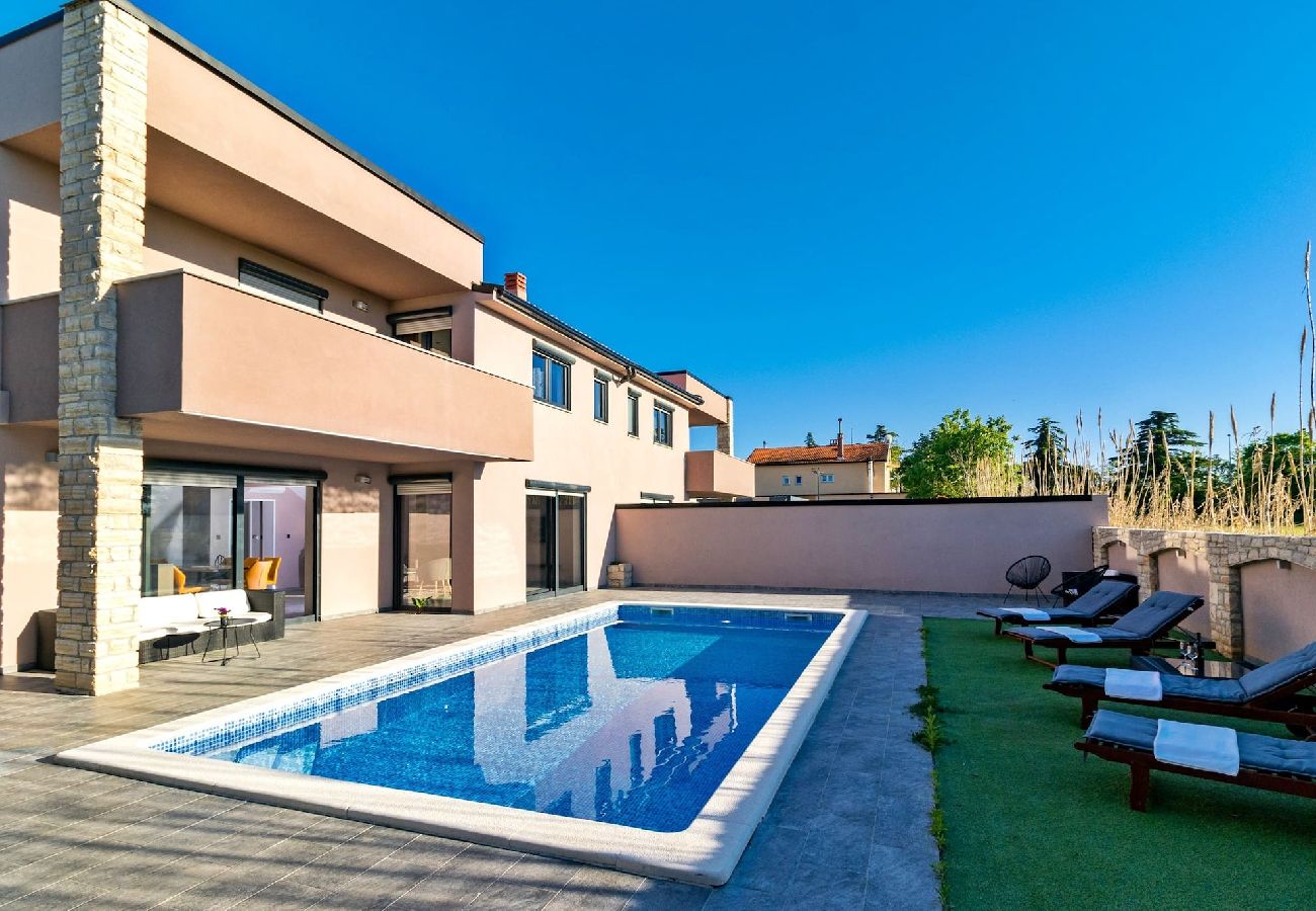 Villa in Pula - Beautiful Villa Nika with Heated Pool 