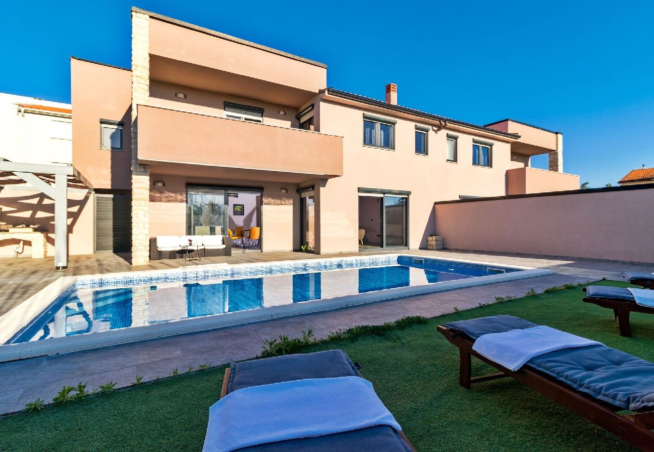 Villa in Pula - Beautiful Villa Nika with Heated Pool 