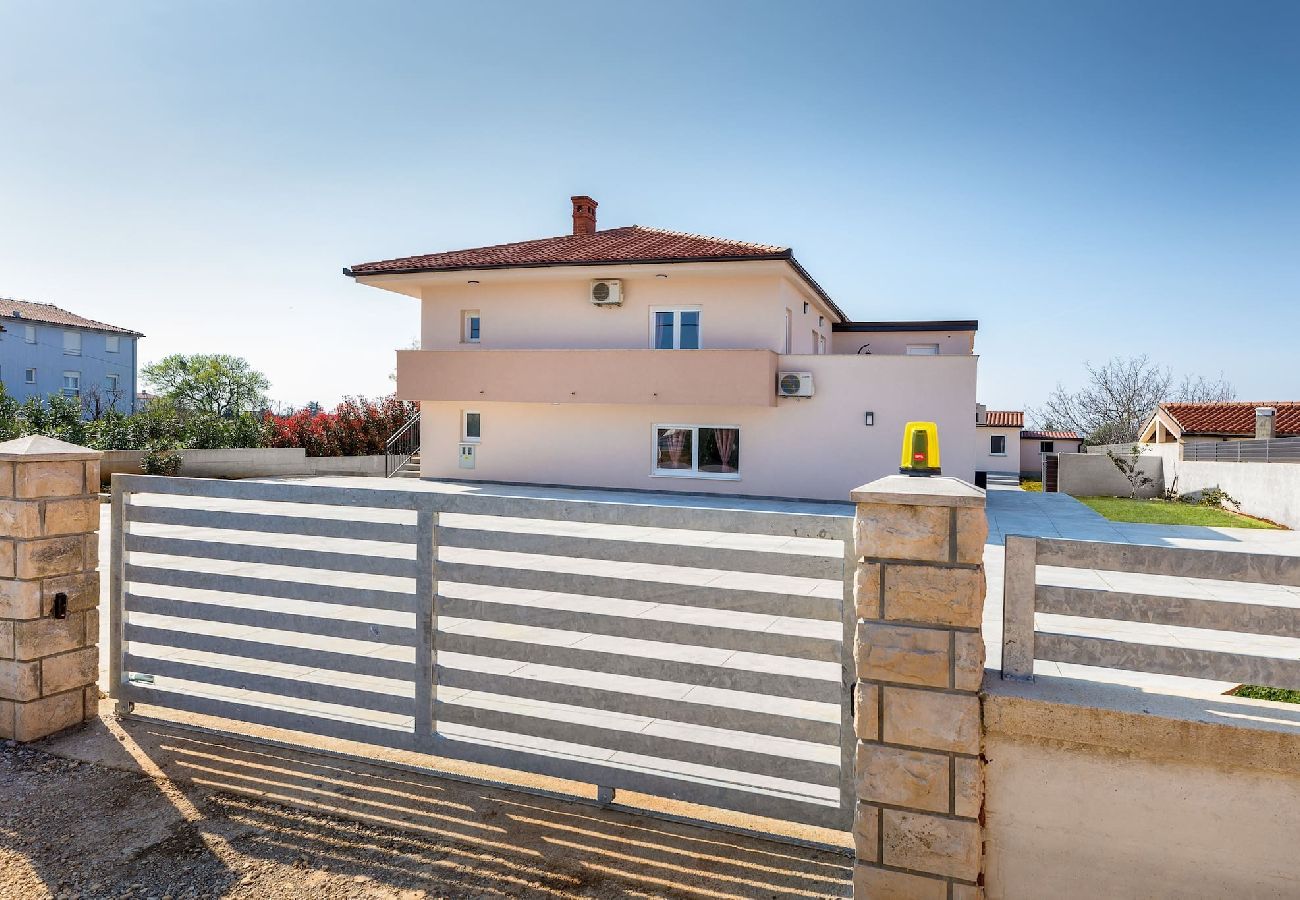 Villa in Valbandon - Villa Berg II - Pool, Game Room, Trampoline