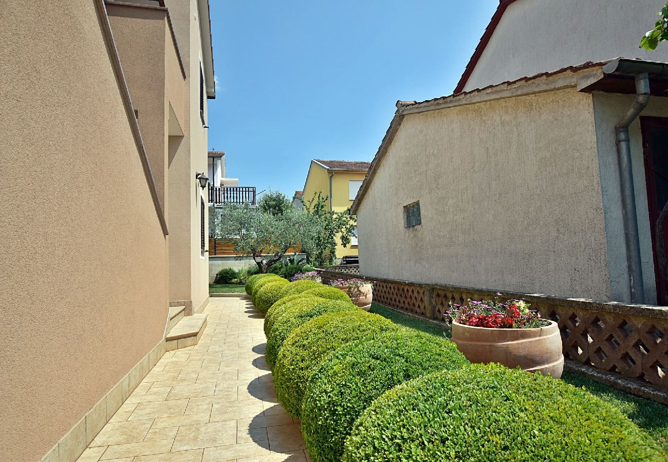 Apartment in Pula - Apartment Tina with Terrace & Lovely Garden 