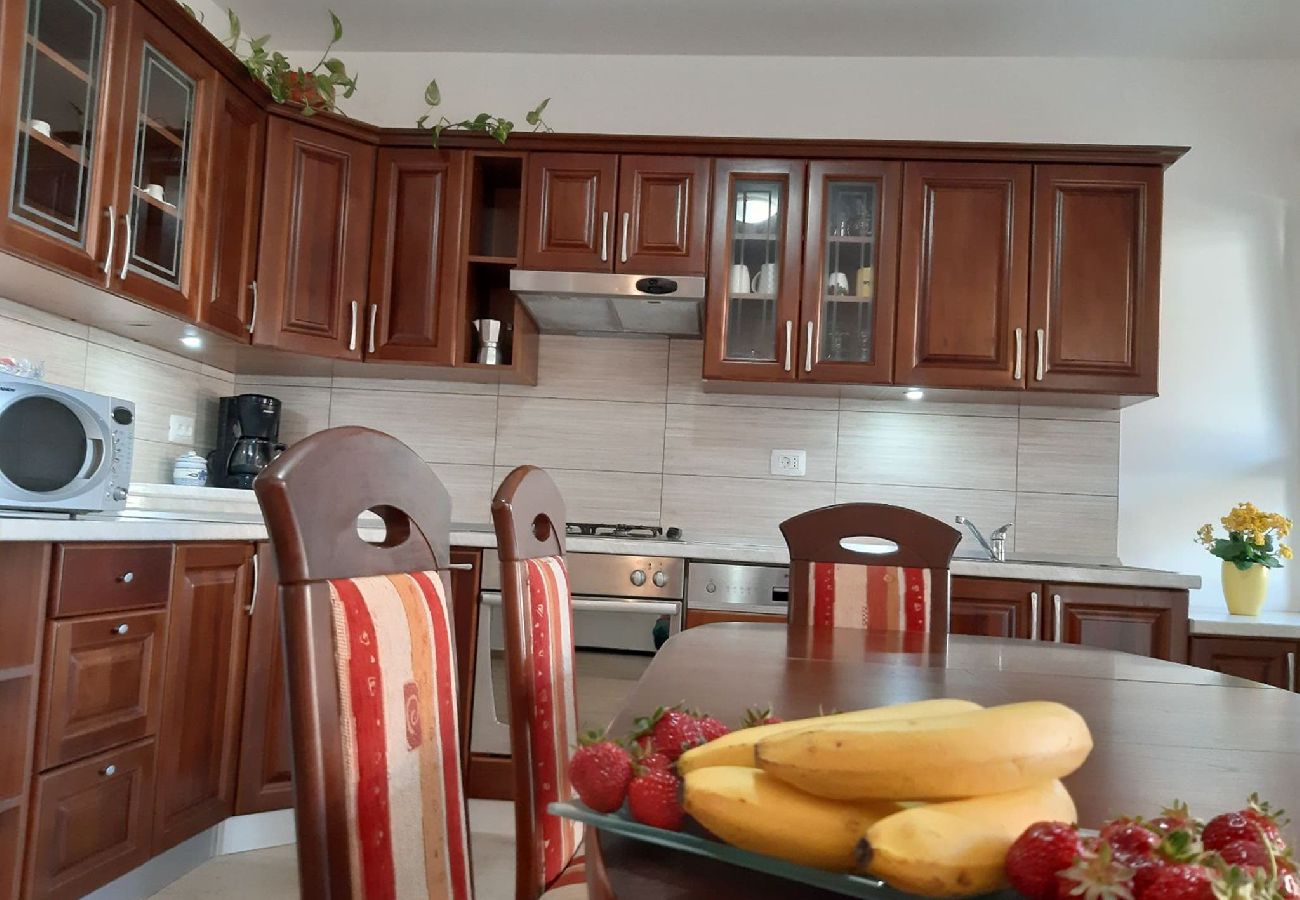 Apartment in Pula - Apartment Tina with Terrace & Lovely Garden 