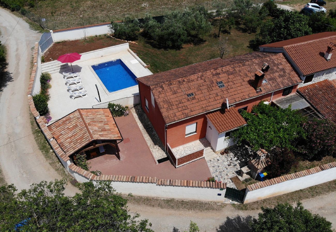 House in Pula - Holiday Home Sabina - Private Pool, BBQ Area 