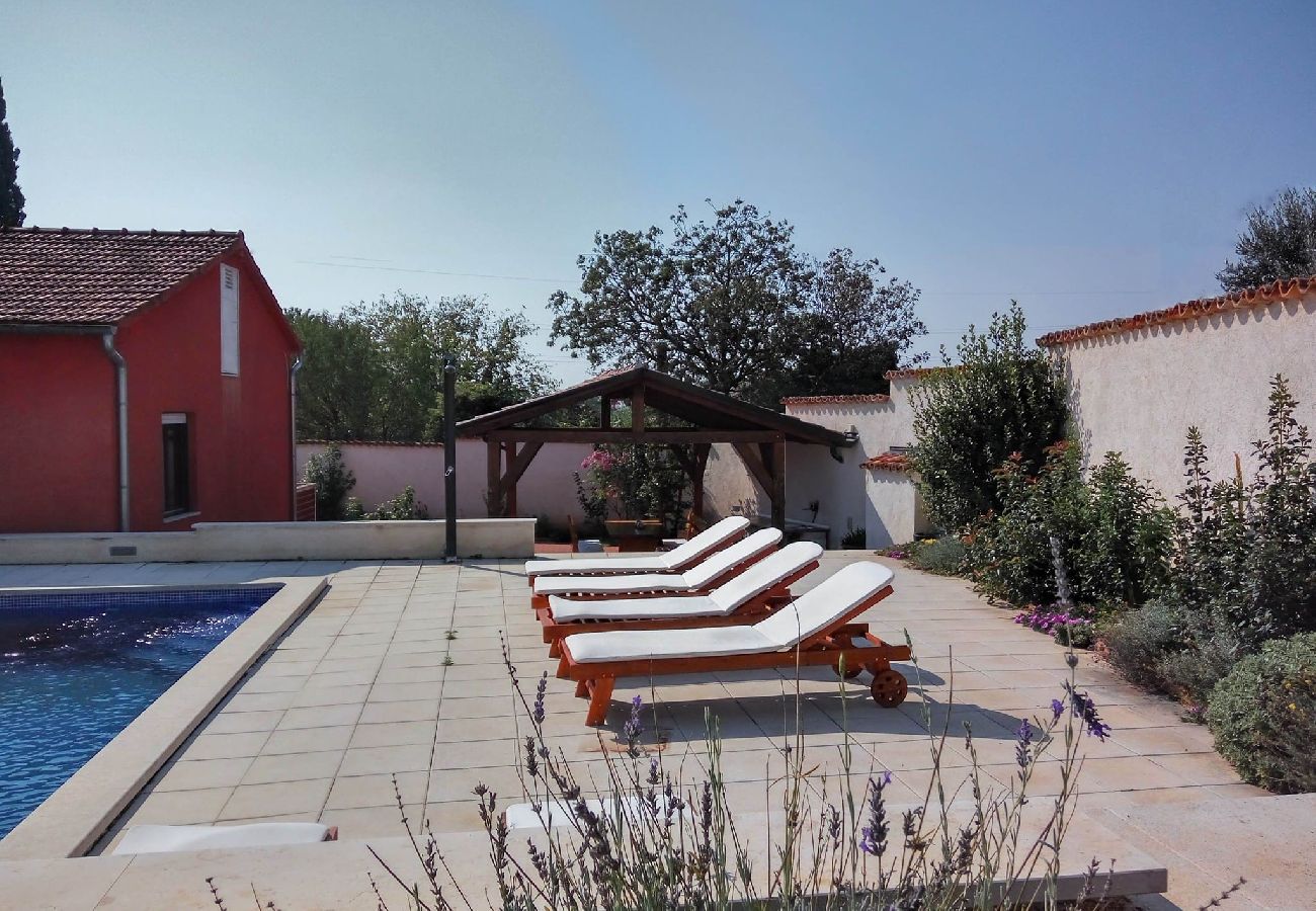 House in Pula - Holiday Home Sabina - Private Pool, BBQ Area 