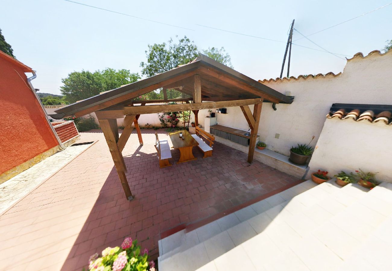 House in Pula - Holiday Home Sabina - Private Pool, BBQ Area 