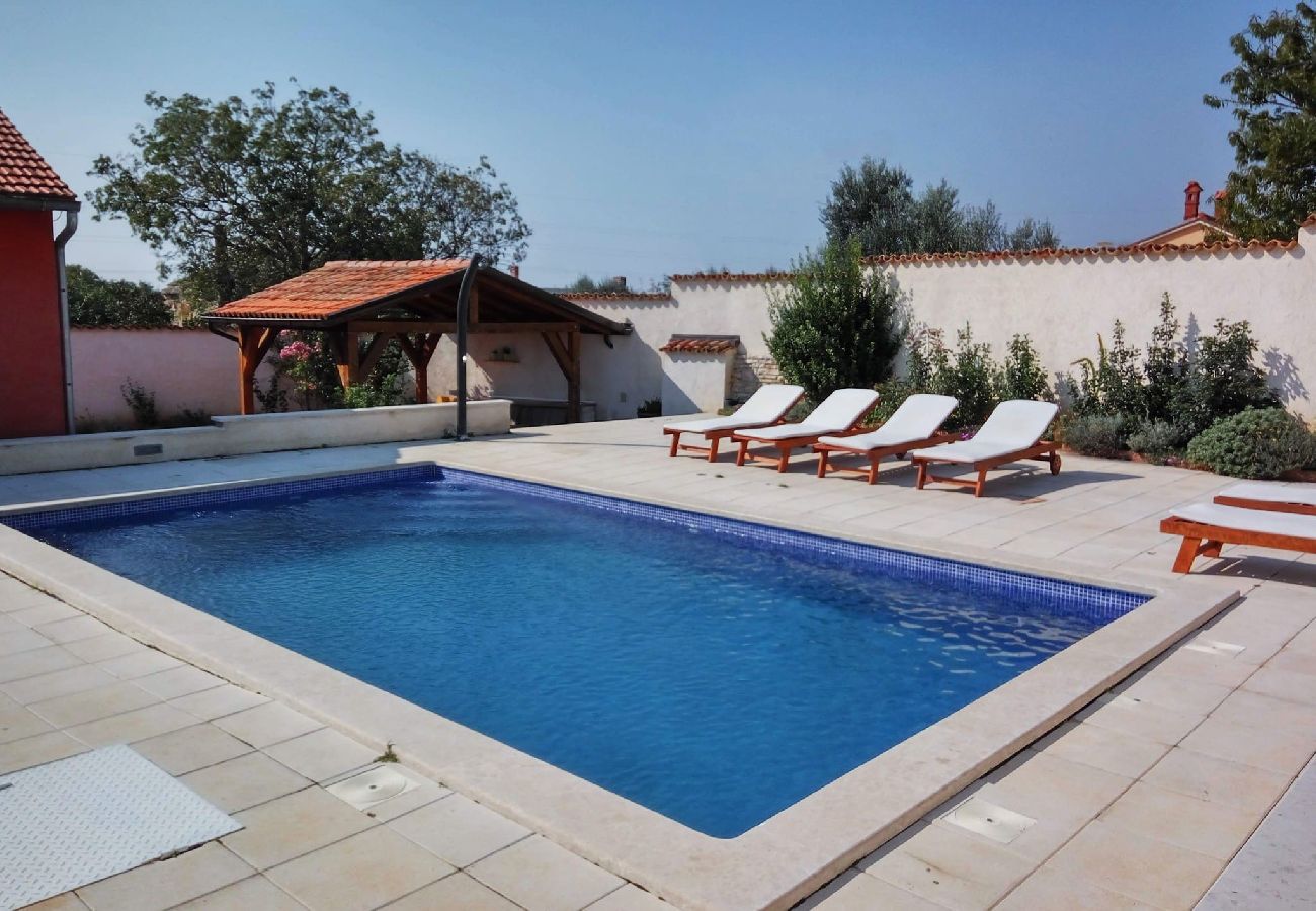 House in Pula - Holiday Home Sabina - Private Pool, BBQ Area 