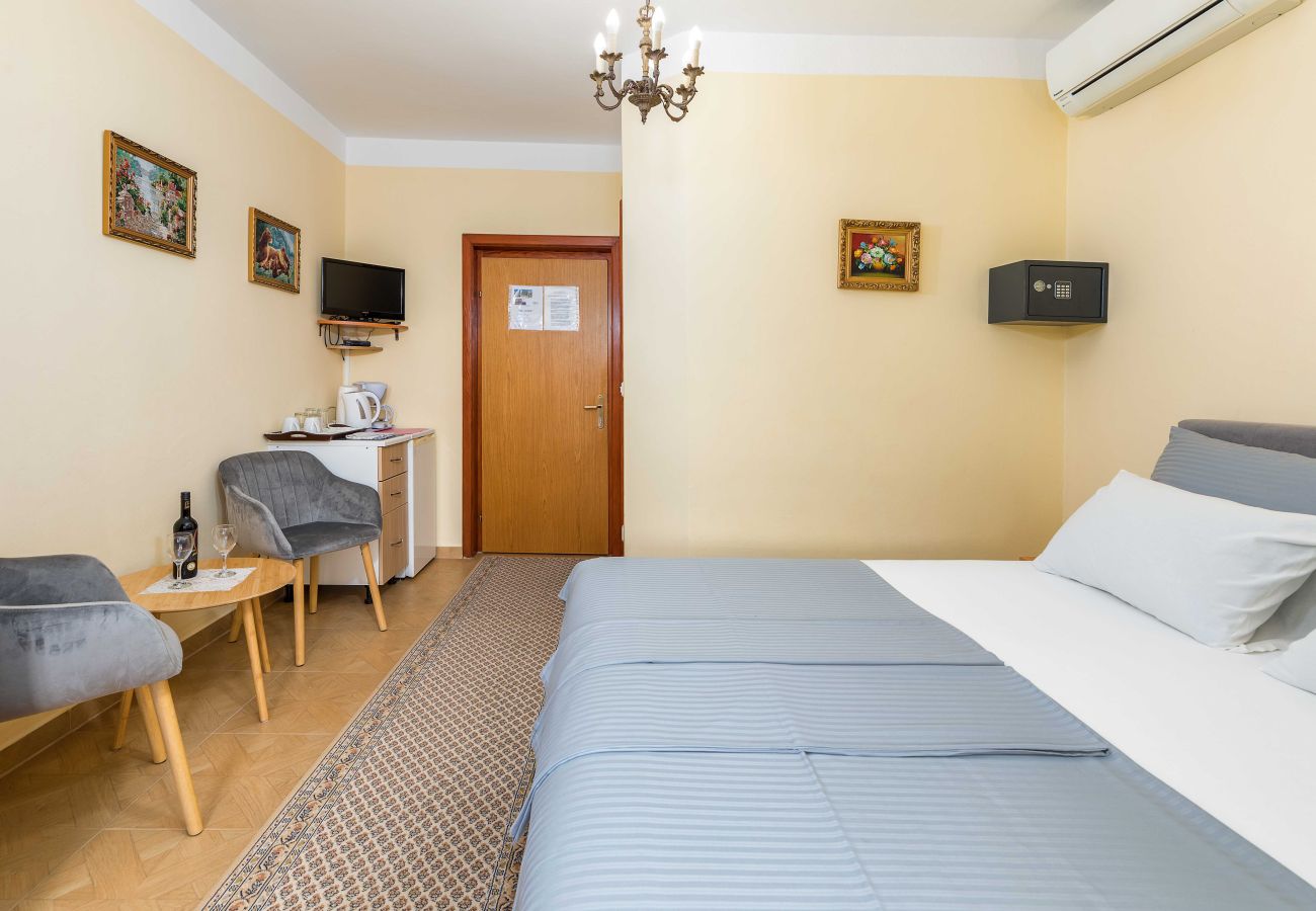 Rent by room in Fažana - Villa Nada with Sea View - Room S1