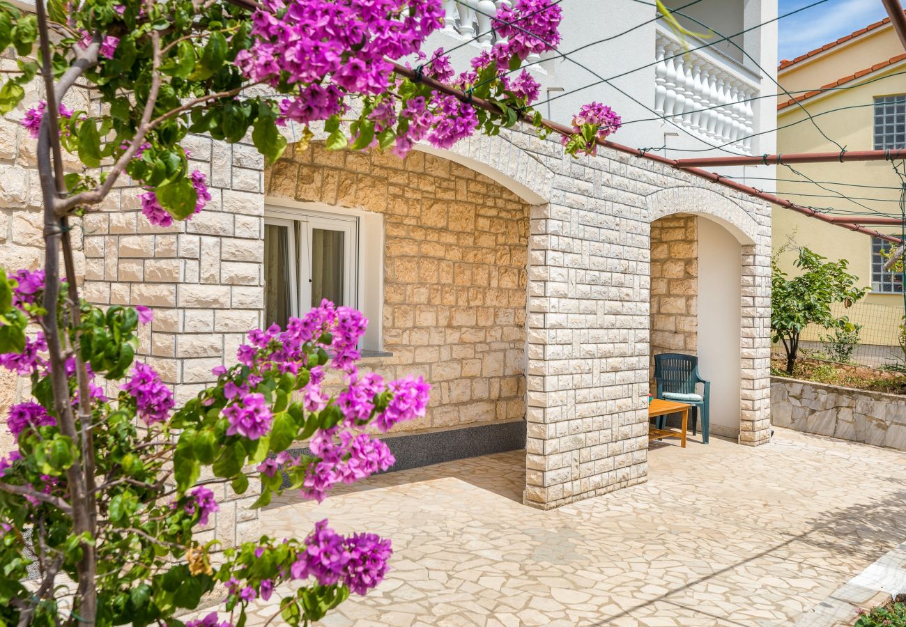 Apartment in Pula - Cozy Apartment Desiree - Couple Getaway