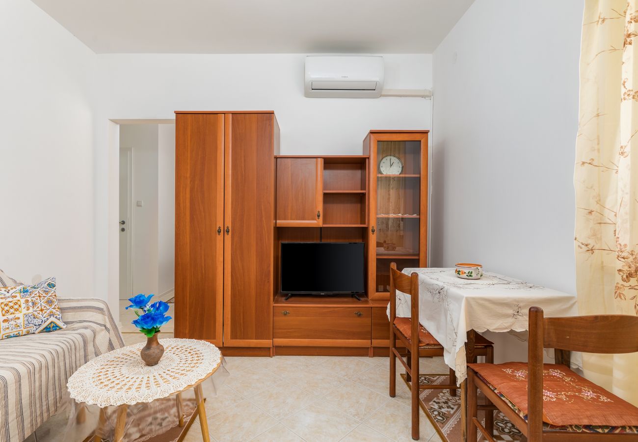 Apartment in Pula - Cozy Apartment Desiree - Couple Getaway